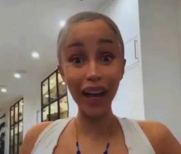 <p><span style="color:#FF0000"><strong>"İKİ AYDIR SAÇIMI YIKAMIYORUM"</strong></span></p>
<p><strong>"İki aydır saçımı yıkamadım" diyerek sözlerine başlayan 33 yaşındaki ünlü isim, şoke eden itiraflarda bulundu. Sıra dışı bir rutine sahip olduğunu paylaşan Cardi B, şöyle konuştu:</strong></p>
<p><strong>"Aslında yalan söylüyorum, belki üç aydır… Bilmiyorum. Muhtemelen kafamda hamam böceği yumurtası, sivrisinek yumurtası ne varsa vardır."</strong></p>