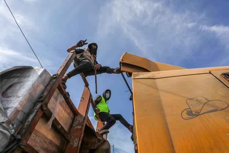 <p>Gazze’deki ateşkes anlaşması kapsamında Gazze’ye yardım tırlarının girişi sürüyor.</p>

