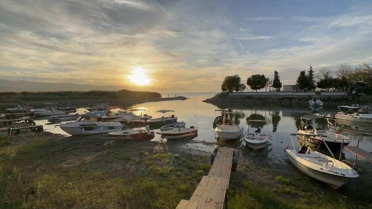 <p>İznik Gölü'nde su seviyesinin her geçen gün düşmesi geçimini gölden sağlayan balıkçı ve çiftçileri de zor durumda bırakıyor. 1,5 yıl önce 20 Nisan 2024'te İznik Limanı'ndan çekilen cep telefonu görüntüsünde; kayıkların su içinde bağlı olduğu görülürken, aynı noktadaki dron kamerası görüntülerinde ise sahile vuran sudan geriye, çamur ve balçıkla kaplı alanların kaldığı görüldü.</p>
