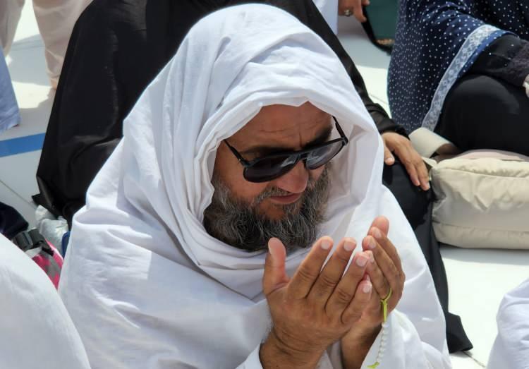 <p><strong>4 - Hacca giden kişinin hacla ilgili kurbanları memleketinde kesilebilir mi?</strong></p>

<p>Temettu (önce umre yapıp ihramdan çıktıktan sonra yeniden hac için ihrama girilerek yapılan) veya kıran (umre ve haccın ikisine birden niyet edilip ihrama girilerek tek ihramla yapılan) haccına niyet eden hacıların, şükür olarak kesecekleri hayvanları Harem bölgesinde kesmeleri gerekir.</p>

<p>Bu kurbanın Kurban Bayramı'nda kesilen udhiyye (Kurban Bayramı'nda kesilen) kurbanı ile ilgisi olmadığından, Harem bölgesi dışında kesilmesi geçerli değildir.</p>
