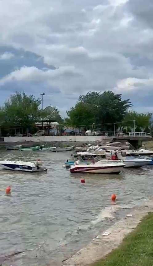 <p><strong>1,5 SENE ARAYLA İKİ FARKLI GÖRÜNTÜ</strong></p>

<p>Uzunluğu 33, genişliği 12, çevresi 95 kilometre olan İznik Gölü'nün, son yıllarda hem Orhangazi hem de İznik sahilinde bulunan iskeleler karada kalırken, yer yer 350 metreye ulaşan çekilme nedeniyle balıkçı kayıkları ile tekneler de karaya oturdu.</p>
