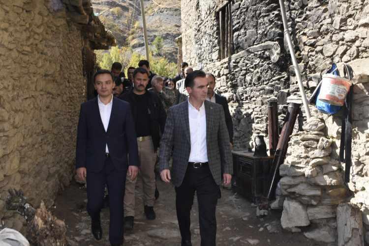 <p>Bitlis Valisi Ahmet Karakaya, beraberindeki Hizan Kaymakamı Said Muhammed Bilgin ve ilgili kurum amirleriyle birlikte Uzuntaş köyünü ziyaret etti. </p>