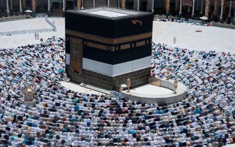 <p><strong>5 - Kura sistemi dışında hacca gidebilmek için farklı yöntemlere başvurmak caiz midir?</strong></p>

<p>Hac, belli zaman, mekan ve şekillerde yerine getirilen bir ibadettir. Bu ibadetin kabul edilmesinin şartları hacca gidecek kişinin Müslüman, ergenlik çağına ulaşmış ve akıl sağlığının yerinde olması, hac mevsiminde Mekke'de bulunmasıdır. Bu şartları yerine getiren kimsenin hac ibadeti fıkhi ölçüler dahilinde şeklen geçerli olur.</p>

<p>Ancak kura yöntemiyle hacca gidemeyenlerin, değişik meslek vizeleriyle hacca gitmeleri yalan beyan anlamına geleceğinden dinen caiz değildir. Allah'ın emrine uyarak hac ibadetini yerine getirmek ile yine O'nun koyduğu yalan söyleme yasağını çiğnemek İslam ahlakıyla bağdaşmayan açık bir çelişkidir.</p>
