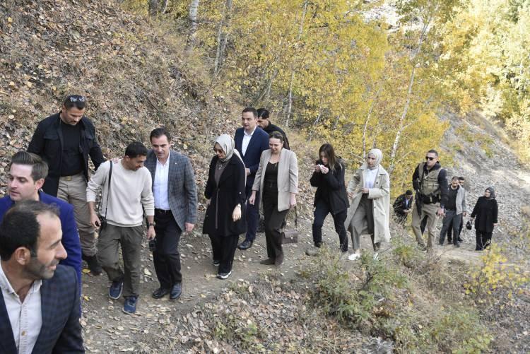 <p>Vali Karakaya, 70 haneli Uzuntaş köyünün tarihi taş evlerinin korunması gerektiğini belirterek, şöyle konuıştu: </p>

<p> </p>

<p><strong>"Hizan ilçemize bağlı köylerimizin güzelliklerini görmek ve yapılan hizmetleri yerinde incelemek için ilk Uzuntaş köyüne geldik.</strong></p>
