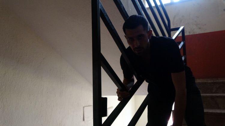 <p>Daha sonrasında adrese gelen polis ekipleri tarafından kavga ayrılırken Şengül, ekipler tarafından hastaneye götürüldü. Hastanede tedavisinin ardından darp raporu alan Şengül, emniyete giderek taraflardan şikayetçi oldu. Şengül'ü darp ettiği iddia edilen taraflar ise ertesi gün emniyetteki ifadelerinin ardından serbest bırakıldı.</p>