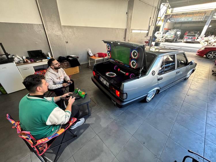 <p>1998 model Doğan'ı yeniden toplayan Tokgöz, araca ses sistemi, özel jant ve lastikler, BMW ayna seti, air süspansiyon ve pusula gibi çeşitli aksesuarlar ekledi.</p>