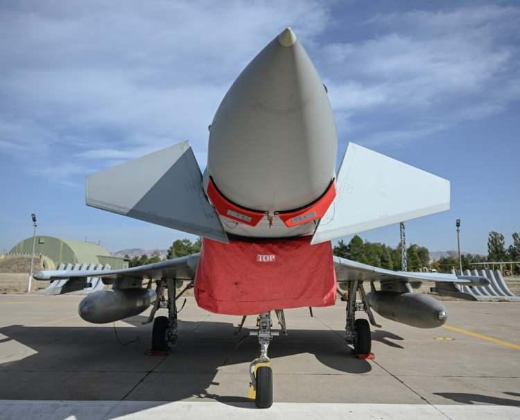 <p>Türkiye'nin F-16'larına ABD Kongresi'nden halen onay çıkmaması, İsveç'in NATO üyeliğine Meclis'in onay vermesi sürecinde Eurofighter Typhoon uçakları yeniden gündeme geldi. Türkiye'nin 40 adet Eurofighter almak için Almanya ve İspanya'ya başvurduğu, İngiltere'nin de bu satışı desteklediği biliniyor. 2000'li yıllarda Türkiye'nin yeni nesil savaş uçağı programı için de adı geçen Eurofighter, o dönemde envanterdeki F-16'larla birlikte F-4E 2020'lerin yerini alması için düşünülmüştü. Ancak 2010'lu yıllarda F-35 projesinde karar kılındı. 2019'da S-400 krizi ile F-35 projesinden çıkartılan Türkiye, 2021'de 40 adet F-16 Blok 70 ve 79 adet modernizasyon kiti için ABD'ye başvurdu. Aradan geçen 2 yıla rağmen bu talebe ABD Kongresi'nden onay çıkmadı. Cumhurbaşkanı Erdoğan'ın son dönemdeki açıklamaları ile Eurofighter konusu yeniden açıldı.</p>