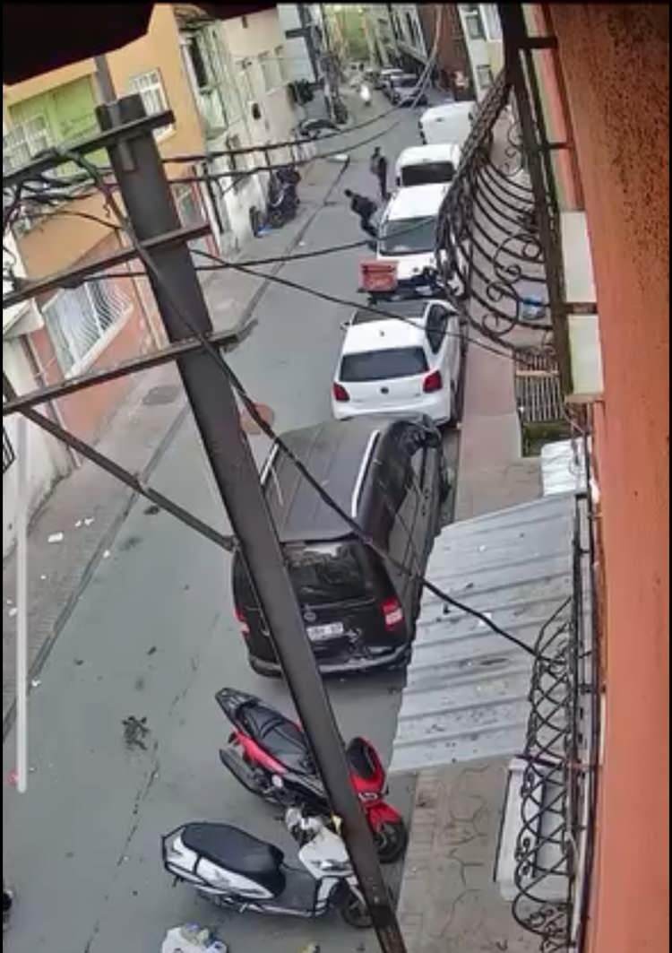 <p><span style="color:#A52A2A"><strong>BOYNUNDAN BIÇAKLANDI</strong></span></p>

<p> </p>

<p>Bir süre sonra sokağa giren M.A., karşısına çıkan E.D. tarafından boynundan bıçaklandı.</p>
