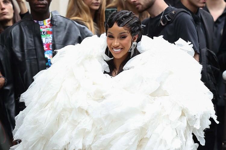 <p><strong>Renkli kişiliği ve hit parçalarıyla adından söz ettiren dünyaca ünlü rap yıldızı Cardi B, sosyal medya hesabından yaptığı dikkat çeken paylaşımlarla sık sık gündeme geliyor.</strong></p>