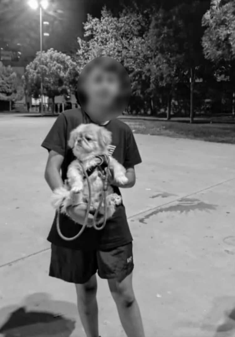 <p><span style="color:#A52A2A"><strong>BEYOĞLU POLİSİ YAKALADI </strong></span></p>

<p> </p>

<p>Olayın ardından çalışma başlatan Beyoğlu Devriye Ekipler Amirliği polisleri, kaçan şüpheli E.D.’yi kısa sürede yakaladı.</p>

<p> </p>

<p>Emniyete götürülen E.D. hakkında <span style="color:#A52A2A"><strong>"Kasten yaralama"</strong></span> suçundan adli işlem başlatıldığı ve adliyeye sevk edildiği öğrenildi.</p>

<p> </p>

<p>Olay anı güvenlik kamerasına yansırken polis olayla ilgili çalışma başlattı.</p>
