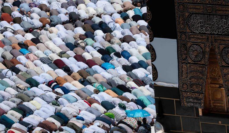 <p><strong>6 - Hacca görevli olarak giden kişinin hac borcu düşer mi?</strong></p>

<p>Görevli olarak hacca giden kimse, ister zengin ister fakir olsun yaptığı hac kendi adına geçerlidir.</p>

<p>Yaptığı görev karşılığında ücret alması bunu değiştirmez.</p>
