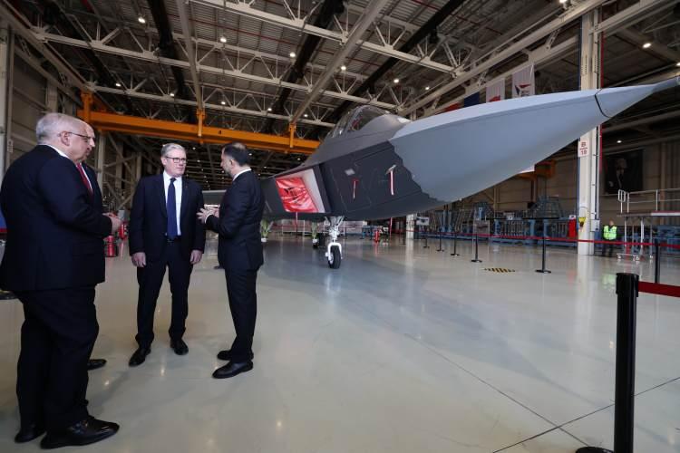 <p><span style="color:#B22222"><strong>TUSAŞ'A ZİYARET</strong></span></p>

<p><span style="color:rgb(67, 67, 67)">Türkiye'de bulunan İngiltere Başbakanı Keir Starmer, Türk Havacılık ve Uzay Sanayii (TUSAŞ) Kahramankazan tesislerini ziyaret ederek, yerli ve milli uçak KAAN hakkında bilgi aldı.</span></p>
