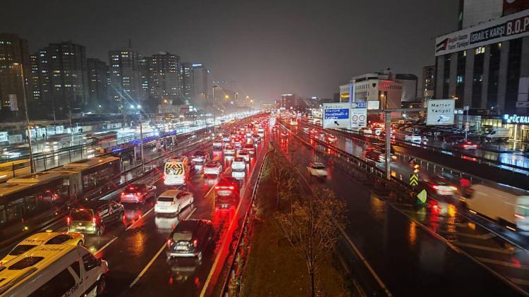 <p>Avrupa Yakası'nda Küçükçekmece'de şiddetini artıran sağanak nedeniyle Sefaköy'deki Halkalı Caddesi'nde araçlar güçlükle ilerledi.</p>
<p> </p>