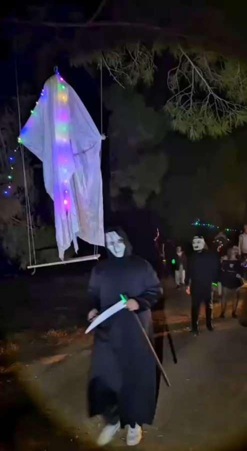 <p>Etkinliğin görüntüleri sosyal medya platformlarında kısa sürede yayıldı. Bazı kullanıcılar kutlamanın kentin kültürel yapısına uygun olmadığını belirterek, peygamberler şehrinde bu tür etkinliklerin düzenlenmesine tepki gösterdi.</p>
