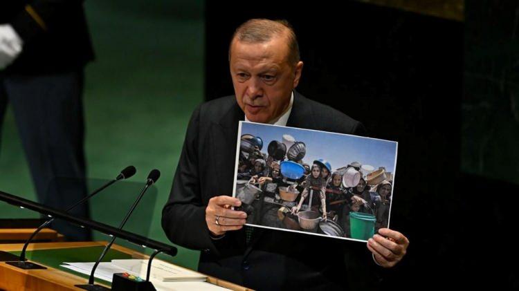 <p>Cumhurbaşkanı Recep Tayyip Erdoğan'ın BM 80. Genel Kurulu'ndaki hitabında, Gazze'deki korkunç açlığı fotoğrafıyla dünyaya gösterdiği foto muhabiri Ali Jadallah, Cumhurbaşkanlığı Kültür ve Sanat Büyük Ödülü'ne değer görüldü.</p>
<p> </p>