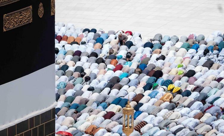 <p><strong>veya umreye gidebilir mi?</strong></p>

<p>Hanefi ve Hanbeli mezheplerine göre, hac ibadeti için kadının yanında bir mahreminin bulunması gerekir. Şafiilere göre, üç veya daha fazla güvenilir kadın, yanlarında eş veya mahremleri olmasa da hacca gidebilir. Maliki mezhebine göre ise bir kadın, güvenilir bir grup içerisinde olması halinde tek başına hacca gidebilir.</p>

<p>Hanefi mezhebine göre, evli bir kadının kendisiyle birlikte gideceği bir mahremi yoksa hacca gitmesi uygun değildir. Ancak kocasının rızasını alan bir kadın, güvenilir bir hac organizasyonuyla Şafii ve Maliki mezheplerini taklit edip mahremsiz olarak hacca gidebilir.</p>

<p>Haccın gerekli şartlarını taşıyıp yanında bir mahremi olan kadının farz olan hacca gitmesine eşi engel olamaz.</p>
