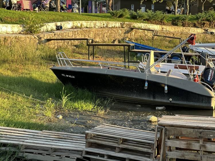 <p><strong>TARIMSAL SULAMAYA SINIRLAMA</strong></p>

<p>Devlet Su İşleri (DSİ) Bursa Bölge Müdürlüğü, yaz sezonunda İznik Gölü'nden tarımsal sulamaya sınırlama getirirken; gölün aynı zamanda bölgedeki tarım arazileri için de su kaynağı olduğunu hatırlatan yöre halkı, bilinçsiz ve vahşi sulamaya dikkat çekiyor. </p>
