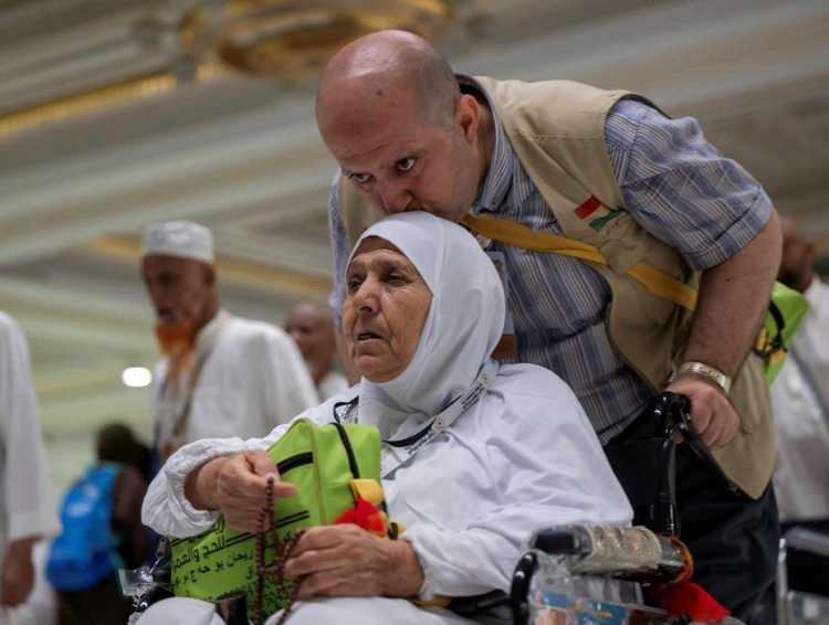 <p><strong>9 - Borçlanarak hacca gitmek doğru mudur?</strong></p>

<p>Maddi yönden haccetme imkanına sahip olmayan kişilerin borçlanarak hacca gitmeleri gerekmez. Ancak borçlanarak hacca gitmeleri halinde, hac ibadeti geçerli olur ve kendilerinden hac sorumluluğu da düşer.</p>

<p>Haccın farz olması için gerekli şartları taşıdığı halde, hac mevsiminde hazır parası bulunmayan ve borç aldığı takdirde bunu daha sonra ödeme gücüne sahip olan kişilerin bu görevi bir an önce ifa etmeleri için borç alarak hacca gitmeleri uygun olur.</p>
