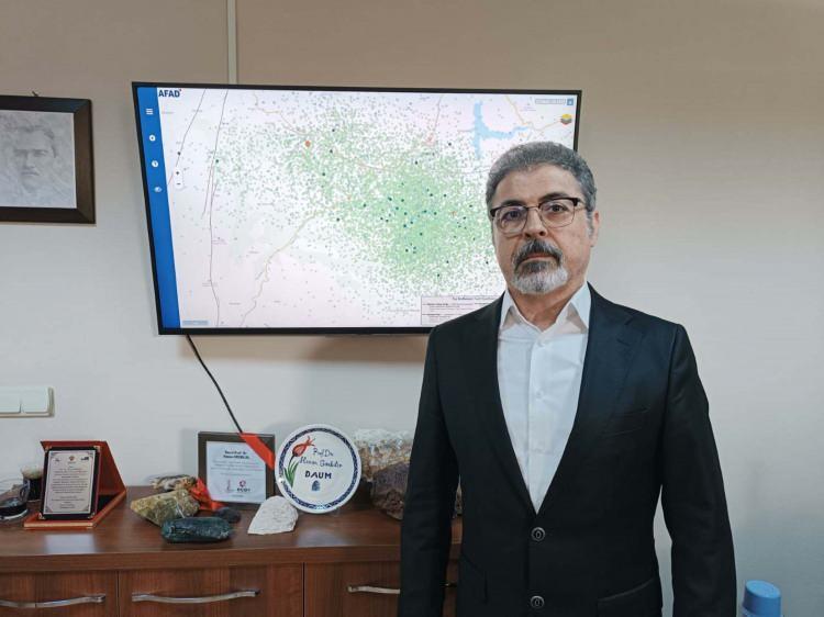 <p><strong><span style="color:rgb(178, 34, 34)">“BEŞ FARKLI BASAMAK YAPISI TESPİT ETTİK”</span></strong></p>
<p>Sındırgı’daki iki büyük depremin aynı fay zonu içinde gerçekleştiğini belirten Prof. Dr. Sözbilir, <strong>"Bu zonun içinde birbirinden bağımsız deprem üretebilen segmentler var. Önce batıdaki fay kırıldı, 2,5-3 ay sonra 15 kilometre doğusundaki başka bir fay kırıldı. Aynı sistem içinde doğuya doğru devam eden faylar da bulunuyor. Yakın zamanda buna benzer büyüklükte depremler gelişebilir"</strong> dedi. </p>
<p> </p>