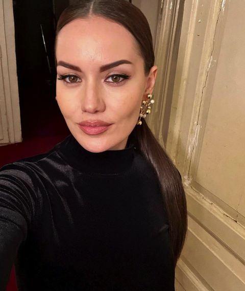 <p>Bir süredir ekranlardan uzak olan ünlü oyuncu, sessizliğini sürpriz bir projeyle bozdu. İsviçre merkezli dünyaca ünlü bir lüks mücevher markasıyla reklam anlaşması yapan oyuncu, sosyal medyanın en çok konuşulan ismi oldu.</p>