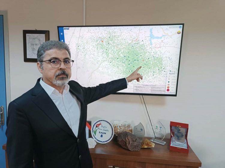 <p><strong><span style="color:rgb(178, 34, 34)">“EN AZ 5 BÜYÜKLÜKTE DEPREMLER OLABİLECEĞİ İÇİN BU BİNALAR YIKILABİLİR”</span></strong></p>

<p>Bölgedeki jeotermal sistemin de etkili olduğunu ifade eden Prof. Dr. Sözbilir, <strong>"Emendere bölgesinde sıcak su kaynakları var ve bu hattın altından bir fay geçiyor. Jeotermal sistem ve diri fay aynı yerde bulunduğunda, deprem aktivitesi hemen bitmiyor. Bu nedenle deprem fırtınası şeklinde sürebilir. Benzer büyüklükte depremler birkaç ay daha devam edebilir"</strong> dedi. </p>

<p>Hasarlı yapılarla ilgili uyarılarda bulunan Prof. Dr. Sözbilir, <strong>"Sındırgı'nın yapı stokuyla ilgili acil önlemler alınmalı. İlk depremde yıkılan ve ağır hasar alan binalar boşaltılmıştı. Bu sayede ikinci depremde can kaybı yaşanmadı. Son depremde orta ve ağır hasarlı binalar oluştu. Bu binaların boşaltılmasında yarar var. Gelecekte en az 5'e varan büyüklükte depremler olabileceği için bu binalar yıkılabilir. Vatandaşlarımızın bu tür binaların yakınlarında ya da içinde bulunmaması gerekir" </strong>diye konuştu. </p>
