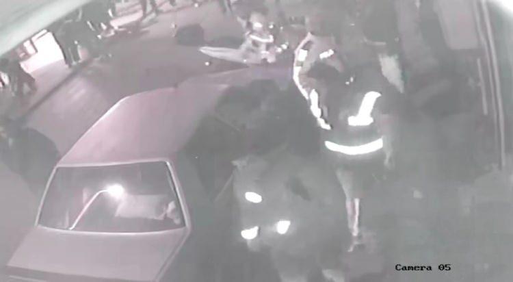 <p><strong><span style="color:rgb(178, 34, 34)">DARP RAPORU ALIP ŞİKAYETÇİ OLDU</span></strong></p>
<p>Bağrışma seslerini duyan Şengül ve arkadaşları ise iş yerinden çıkarak demir kapının bulunduğu yere geldi. </p>