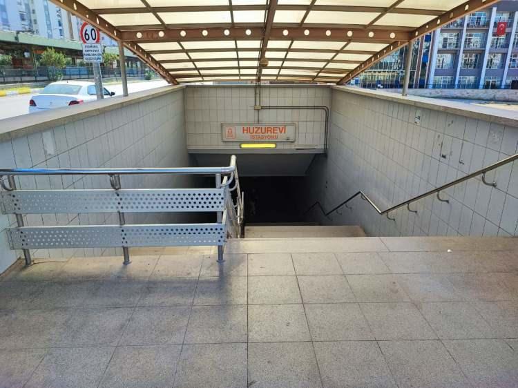 <p><span style="color:#A52A2A"><strong>"YERİ VAR KENDİSİ YOK"</strong></span></p>
<p> </p>
<p>Metro kullanann vatandaşlarlardan biri, "Metronun yeri var ama kendisi yok. Neden yapılmış? Bir an önce yapılmasını rica ediyoruz. Yapılalı 16 yıl olduysa söyleyecek bir şey yok." diye konuştu.</p>