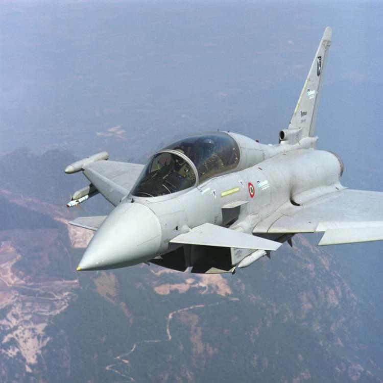 <p>5- Typhoon'un avantajları ve dezavantajları nelerdir?</p>

<p><br />
Typhoon'un en önemli avantajı, yüksek irtifa ve yüksek hızda üstün manevra kabiliyetine sahip bir avcı uçağı olmasıdır. Özellikle "Dogfight" (it dalaşı) konusunda çok başarılıdır. Çift motorlu olması, motor arızası durumunda uçağın üsse dönebilmesi için bir avantajdır. Ancak bu durum, F-35 gibi tek motorlu uçaklara göre daha fazla yakıt tüketimi ve daha yüksek bakım maliyeti anlamına da gelir. F-35'e göre en önemli dezavantajı ise "düşük görünürlük" (stealth) özelliğinin olmamasıdır. F-35, 5. nesil bir uçaktır ve radara yakalanmama özelliği ile öne çıkar. Typhoon ise 4.5 nesil bir uçaktır ve radarlara karşı F-35 kadar görünmez değildir. Ancak gelişmiş elektronik harp sistemleri ve AESA radarı sayesinde bu dezavantajı bir ölçüde kapatabilmektedir. F-16'lara göre ise çok daha gelişmiş bir radara ve aviyoniklere sahiptir. Özellikle Meteor füzesi ile birleştiğinde, F-16'ların AMRAAM füzelerine göre çok daha uzun menzilli bir hava-hava kabiliyeti sunar. F-16'lar 100-120 km menzilli AMRAAM kullanırken, Meteor füzesi 200 km'nin üzerinde bir menzile sahiptir. Bu da Ege'de Yunanistan'ın Rafale uçaklarına karşı bir denge unsurudur.</p>
