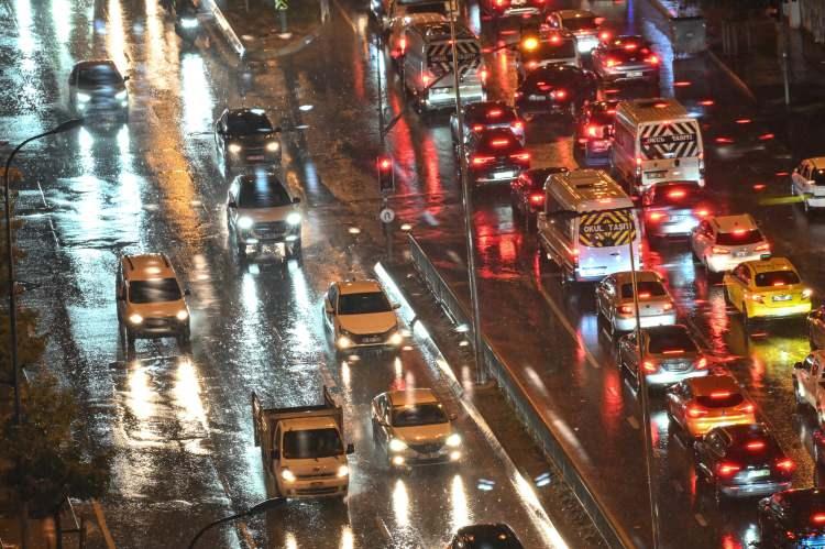 <p>Yağmura hazırlıksız yakalananlar ıslanmamak için korunaklı alanlara ve otobüs duraklarına sığındı.</p>
<p> </p>
<p>Kentin turistik bölgelerinden Taksim'de de etkili olan sağanağa hazırlıksız yakalananlar metro istasyonlarının çıkışlarında korunmaya çalıştı.</p>
<p> </p>