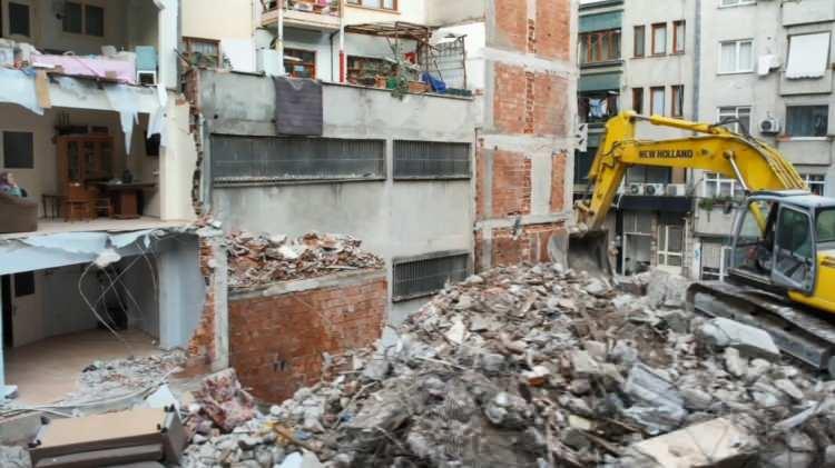 <p>İstanbul'un Zeytinburnu ilçesinde kentsel dönüşüm kapsamında 4 katlı bina kontrollü yıkımı sırasında ortaya çıkan gerçek şoke etti. </p>
