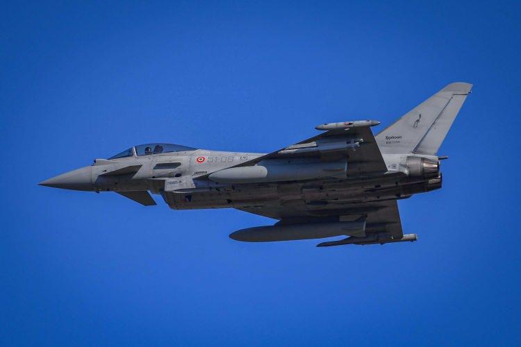 <p>13- Eurofighter'ın F-35'e göre avantajı nedir?</p>

<p><br />
F-35, 5. nesil bir "stealth" (düşük görünürlüklü) uçaktır ve en büyük avantajı budur. Ancak bu "stealth" özelliği, uçağın tasarımında bazı kısıtlamalara yol açmıştır (örneğin, dâhili silah istasyonlarında sadece 4 füze taşıyabilmesi). Eurofighter ise 4.5 nesil bir uçaktır ve "stealth" değildir. Ancak AESA radarı, gelişmiş elektronik harp sistemleri ve Meteor füzesi ile F-35'e karşı (özellikle BVR'da) bir şansı vardır. F-35'in "stealth" özelliği, X-Band radarlara karşı etkilidir, ancak düşük frekanslı (L-Band, S-Band) radarlara karşı o kadar etkili değildir. Typhoon'un AESA radarı, F-35'i belirli mesafelerden tespit edebilir. Ayrıca Typhoon, F-35'e göre daha yüksek hıza (Mach 2.0+ vs Mach 1.6), daha yüksek irtifaya (65,000 ft vs 50,000 ft) ve daha iyi manevra kabiliyetine (it dalaşı) sahiptir. F-35'in en büyük avantajı, sensör füzyonu (farklı sensörlerden gelen verileri birleştirip pilota sunma) ve ağ merkezli harp kabiliyetidir. Ancak Typhoon'un Tranche 4 versiyonu da bu konularda F-35'e yaklaşmaktadır.</p>
