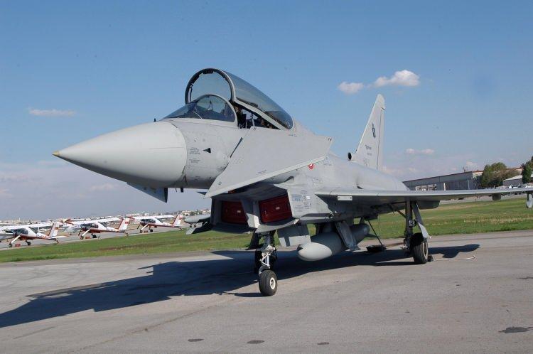 <p>9- KAAN varken neden Eurofighter?</p>

<p><br />
Milli muharip uçak KAAN'ın 2028'de envantere girmesi hedefleniyor. Ancak bir savaş uçağının tam operasyonel kabiliyete ulaşması (FOC) ve anlamlı sayılarda üretilip pilot ve yer ekibinin eğitilmesi zaman alan bir süreçtir. KAAN projesi başarıyla ilerlese bile, 2030'lu yılların başına kadar Hava Kuvvetleri'nin F-16'ların yerini alacak modern bir uçağa ihtiyacı olacaktır. Bu süreçte F-16'ların bir kısmı (özellikle eski Blok 30'lar) emekliye ayrılmaya başlayacak. Eurofighter, bu "ara dönemde" KAAN gelene kadar Hava Kuvvetleri'nin yükünü hafifletecek, F-16'ların modernizasyonu için zaman kazandıracak ve Ege'de bozulan dengeyi düzeltecektir. KAAN'ın 2030'lu yılların ortasında tam kapasiteye ulaşması bekleniyor.</p>

<p> </p>
