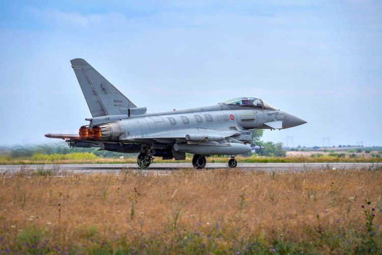 <p>14- ABD, F-16 modernizasyonuna onay verirse Eurofighter alımı iptal olur mu?</p>

<p><br />
İkisi birbirine alternatif değil, tamamlayıcıdır. Türkiye'nin F-16 Blok 70 ve 79 modernizasyon kiti alsa bile (toplamda yaklaşık 120 uçak), geriye kalan F-16'ların (yaklaşık 100-110 uçak) ve F-4E 2020'lerin (yaklaşık 30-40 uçak) yerini alacak yeni uçaklara ihtiyacı devam edecektir. Bu paket (40 yeni F-16, 79 modernizasyon) 12-15 milyar dolarlık bir maliyete sahiptir. 40 adet Eurofighter Tranche 4'ün maliyetinin ise yaklaşık 8-10 milyar dolar olacağı tahmin edilmektedir. Yani Türkiye'nin her ikisine de ihtiyacı olabilir. Ancak ABD Kongresi'nin F-16'lara onay vermesi, Eurofighter alımını yavaşlatabilir veya erteleyebilir.</p>
