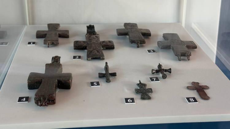 <p><span style="color:#A52A2A"><strong>ZİYARETÇİ SAYISI ARTIYOR</strong></span></p>

<p> </p>

<p>Kazı başkanı Prof. Dr. Mustafa Şahin'in büyük emek verdiği Bazilika'da kazı çalışmalarının devam edeceği öğrenildi. İznik'te keşfedilen bazilikanın halka açılmasının ardından bazilikaya ziyaretçi sayısı günden günde artıyor.</p>

<p> </p>

<p>Bazı ziyaretçiler ise İzmir'den ve Van'dan Bazilika'yı görmek için geldiklerini ifade etti.</p>
