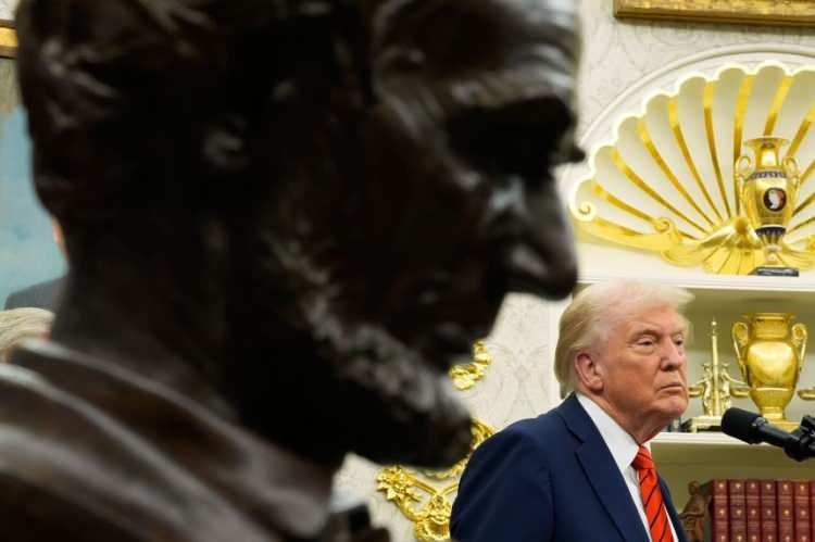 <p><strong>Dünya liderlerini ağırlamak için yeni bir balo salonuna ihtiyacı olduğunu sık sık dile getiren Trump, bu kez Beyaz Saray'daki Lincoln Banyosu'nu dönemine uygun olarak yeniledi.</strong></p>
