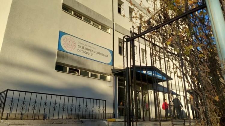 <p>Erzurum'da son ders zili ile okul çıkışı korku dolu anlar yaşandı. Merdivenlerde oluşan yoğunlukta bazı öğrencilerin düşmesi nedeniyle izdiham çıktı. Yaralanan 23 öğrenci hastaneye kaldırıldı.</p>
<p> </p>