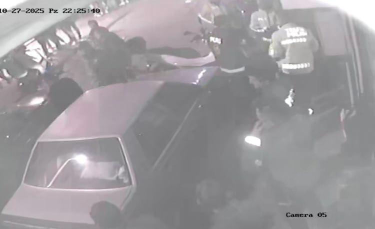 <p>Bunun üzerine merdiven demirleri arasından Bucak Belediyesi Başkan Yardımcısı H.G., CHP Bucak Belediye Meclis Üyesi Ö.D. ve zabıta personeli tarafından Şengül darp edildi. </p>