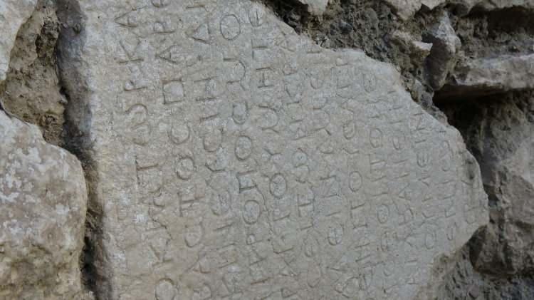 <p>Burdur’da 1950'li yıllarda yapılan evin dış duvarlarında kullanılan taşlar, yüzyıllar önce yaşayan Roma İmparatorlarından Caracalla'nın mektubu olduğu öğrenildi.</p>
<p> </p>