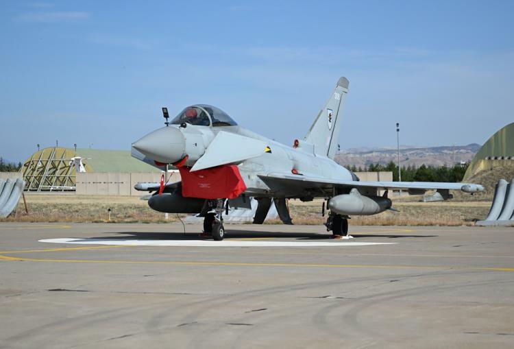 <p>1- Eurofighter Typhoon projesi nasıl başladı?</p>
<p><br />
Typhoon (resmi adı ile Eurofighter Typhoon), 1983 yılında Avrupa Ortak Savaş Uçağı (Future European Fighter Aircraft) programı temelinde; Birleşik Krallık, Almanya, İtalya, İspanya ve Fransa'nın katılımıyla "Avrupa Savaş Uçağı" projesi olarak başladı. Fransa, 1985'te uçağın tasarım ve ağırlık konusunda yaşanan anlaşmazlıklar nedeniyle projeden ayrılarak kendi uçağı Rafale'ı geliştirmeye başladı. İngiltere, Batı Almanya ve İtalya ise projeye devam etti ve 1986'da Eurofighter Jagdflugzeug GmbH şirketini kurdu. 1992'de İspanya da bu şirkete ortak oldu. 1986'da kurulan Eurojet Turbo GmbH konsorsiyumu ise (Rolls-Royce, MTU Aero Engines, Avio ve ITP Aero) uçağın EJ200 motorunu geliştirmeye başladı. Proje ortakları arasında ilk anlaşma 1988'de imzalandı. 1994'te ilk prototip uçuşu gerçekleşti. 2003'te seri üretime geçildi. Typhoon; yüksek manevra kabiliyetine sahip, çok rollü, delta kanatlı, 4.5 nesil bir savaş uçağıdır. Çift motorlu, çift kurbunçlu (dikey stabilize) ve kanartlı (uçağın burnuna yakın küçük kanatçıklar) bir tasarıma sahiptir. Tasarımı itibarıyla çevikliği ön planda olan bir avcı uçağıdır. Diğer 4.5 nesil uçaklar gibi (Saab Gripen, Rafale) o da "süperseyir" (supercruise) kabiliyetine sahiptir. Yani "art yakıcı" (afterburner) kullanmadan ses hızının üzerinde uçabilir.</p>