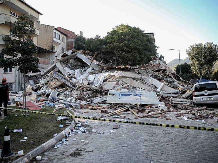 <p>Üşümezsoy’a göre, uzun süredir dillendirilen <strong>“İstanbul merkezli büyük deprem” </strong>söylemi bilimsel verilerle tam olarak örtüşmüyor.</p>
<p> </p>