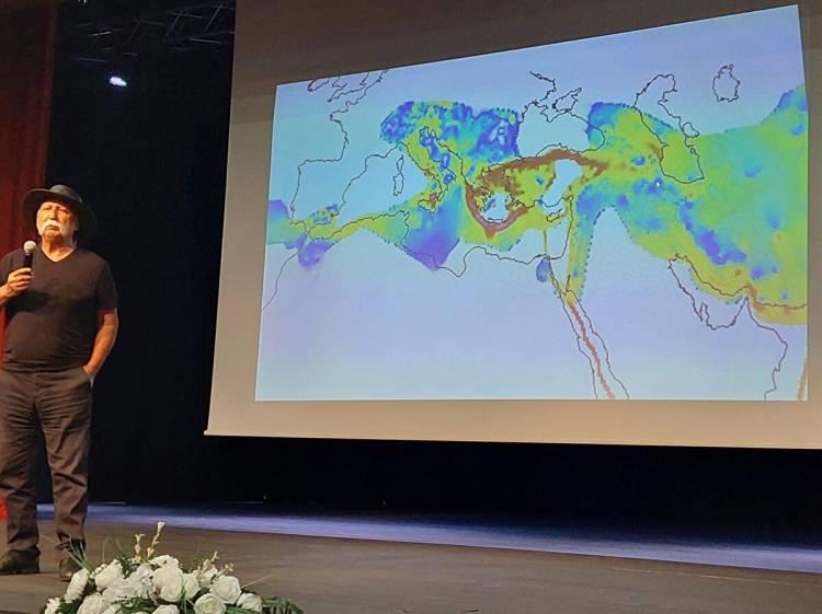 <p>Deprem riskinin doğru analiz edilebilmesi için bölgesel fay hatlarının ayrıntılı biçimde incelenmesi gerektiğini belirten Prof. Dr. Üşümezsoy, <strong>“Risk yönetimi sadece genel tahminlerle değil, yerel zemin etütleri ve yapı güçlendirme çalışmalarıyla yapılmalıdır. Özellikle sahil hattındaki yerleşimlerde bu konuya daha fazla önem verilmesi gerekiyor” </strong>diyerek uyarısını yineledi.</p>
