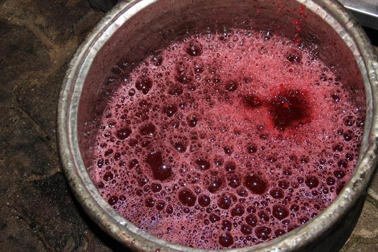 <p><span style="color:#FF0000"><strong>KİLOSU 500 TL'DEN SATILIYOR</strong></span></p>

<p><strong>Yapay nar ekşisi soslarının aksine, besin değeri tamamen korunan ve sağlıklı bir alternatif olan nar ekşisi, doğal aroması ve kıvamıyla büyük beğeni topluyor.</strong></p>
