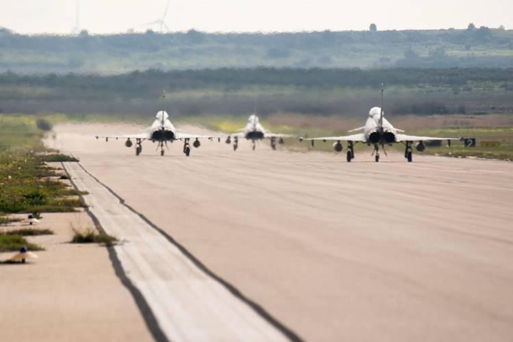 <p>12- F-16'larımızı modernize etmek yerine neden Eurofighter alıyoruz?</p>

<p><br />
F-16 modernizasyonu (F-16 Blok 70) ve Eurofighter alımı birbirinin alternatifi değil, tamamlayıcısıdır. Türkiye'nin 40 adet yeni F-16 Blok 70 ve 79 adet F-16'nın modernizasyon talebi hala masadadır. Ancak bu modernizasyon gerçekleşse bile, F-16'lar 4. nesil uçaklardır. Eurofighter ise 4.5 nesil bir uçaktır. F-16'ların (Blok 70 bile olsa) Rafale ve F-35'lere karşı bazı dezavantajları vardır. Eurofighter, bu açığı kapatmak için bir ara çözümdür. Ayrıca ABD Kongresi'nin F-16 modernizasyonunu onaylamaması durumunda, Eurofighter tek modern seçenek olarak kalmaktadır. Bu, Türkiye'nin F-16'lara bağımlılığını azaltmak ve hava kuvvetlerini çeşitlendirmek için de önemlidir. Ayrıca F-16'ların gövde ömürleri de dolmaktadır. Yeni uçaklara ihtiyaç kaçınılmazdır.</p>

<p> </p>
