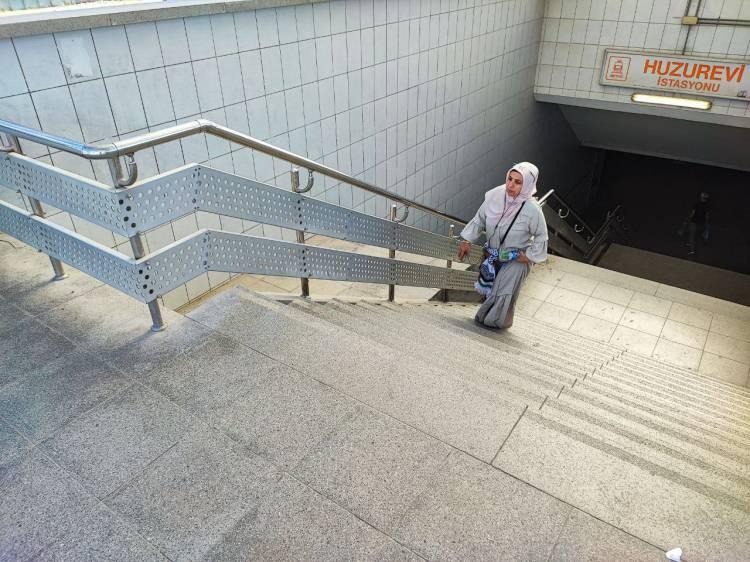 <p><span style="color:#A52A2A"><strong>YÜRÜYEN MERDİVEN MEKANİZMASI 16 YILDIR TAKILMAYI BEKLİYOR</strong></span></p>
<p> </p>
<p>Ancak aradan geçen 16 yıla rağmen yürüyen merdiven mekanizmalarının takılıp hizmete girmediği iddia edildi. </p>
<p> </p>
<p>Geçen zaman zarfında 4 belediye başkanının değiştiği ancak yürüyen merdivenlerin tamamlanmadığı kaydedildi. </p>