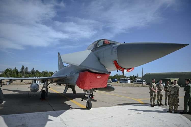 <p>2- Hangi ülkelerde aktif olarak kullanılıyor?</p>

<p><br />
Typhoon; Almanya, İngiltere, İtalya, İspanya, Suudi Arabistan, Avusturya, Umman, Kuveyt ve Katar tarafından kullanılıyor. Türkiye'nin de alması durumunda kullanıcı ülke sayısı 10'a çıkacak. Bugüne kadar 680 adet sipariş edilen uçağın 589'u teslim edildi. Almanya 143 (38 adet Tranche 4 siparişi dahil), İngiltere 160, İtalya 96, İspanya 87, Suudi Arabistan 72, Avusturya 15, Umman 12, Kuveyt 28 (teslimatlar sürüyor) ve Katar 24 (teslimatlar sürüyor). Almanya 2020'de Tranche 1'lerin yerine 38 adet Tranche 4 (Quadriga) siparişi verdi. İspanya da 2022'de 20 adet Tranche 4 (Halcon Projesi) siparişi verdi. Bu uçakların 2026'dan itibaren teslim edilmesi planlanıyor.</p>
