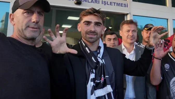 <p><strong>Beşiktaş'ın yeni sezon transferlerinden biri olan Portekizli kanat oyuncusu Jota Silva</strong>, kısa sürede hem performansıyla hem de sempatik tavırlarıyla <strong>siyah-beyazlı taraftarların gönlünü kazandı</strong>.</p>