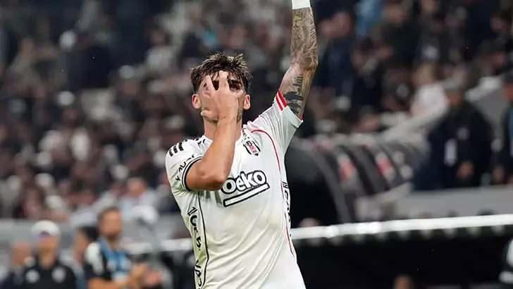 <p>Geçtiğimiz günlerde bir alışveriş merkezinde görüntülenen Portekizli yıldız, mağazaları gezdikten sonra <strong>ünlü bir restoranda Türk lezzetlerini denedi</strong>. </p>
