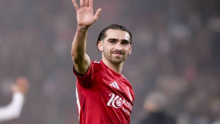 <p>Tam adı <strong>João Pedro Ferreira Silva</strong> olan <strong>Jota Silva</strong>, <strong>1 Ağustos 1999</strong> tarihinde <strong>Portekiz'in Melres</strong> kentinde dünyaya geldi. <strong>1.79 metre boyundaki kanat oyuncusu</strong>, futbol kariyerine ülkesinde başladı.</p>
