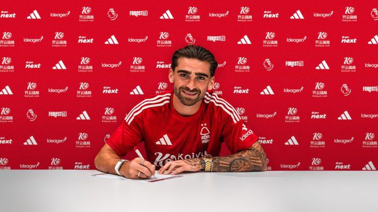 <p><strong>Vitória Guimarães</strong> formasıyla sergilediği başarılı performansla dikkatleri üzerine çeken Silva, <strong>2024 yılında İngiltere Premier Lig ekibi Nottingham Forest'a transfer oldu.</strong></p>
