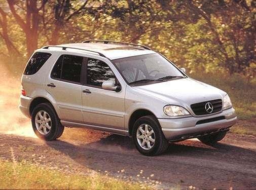 <p><span style="color:#B22222"><strong>ML320 (2001)</strong></span></p>
<p> </p>
<p>Mercedes, çok eski yıllarda ne yazık ki SUV otomobilleri mükemmel üretiyor diyemeyiz. ML320 bunun en basit örneklerinden. Birinci nesil W163, döneminin şartlarına göre biraz fazla iddialı bir lüks SUV idi. Mercedes’in SUV pazarındaki ilk denemelerinden biri olarak öne çıksa da, kullanıcılar bu modeli daha çok; paslanma, süspansiyon sorunları ve şanzıman problemleri gibi güvenilirlik eksiklikleriyle hatırlıyor.</p>